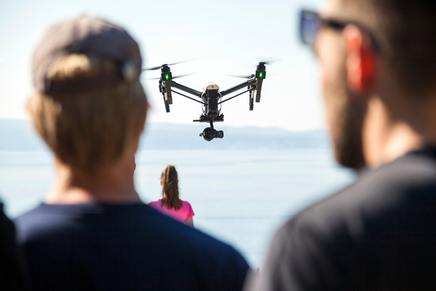 Diváci sledující dron