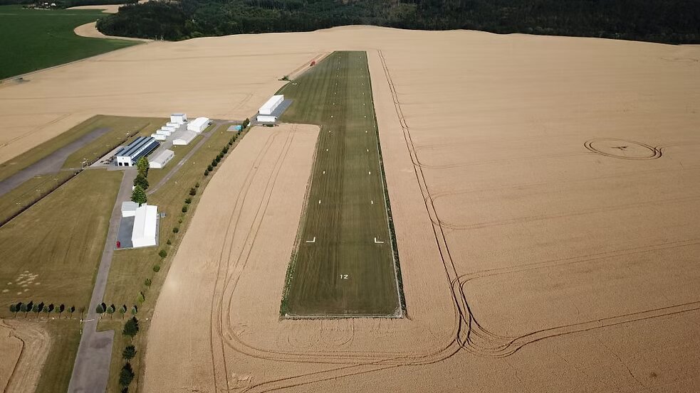 Pohled na runway 12 od prahu dráhy