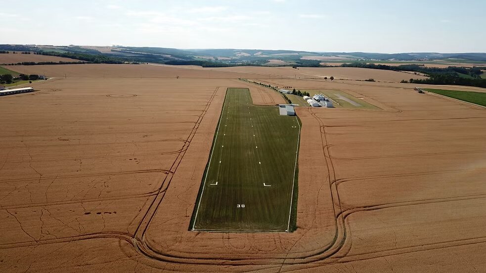 Pohled na runway 30 od prahu dráhy